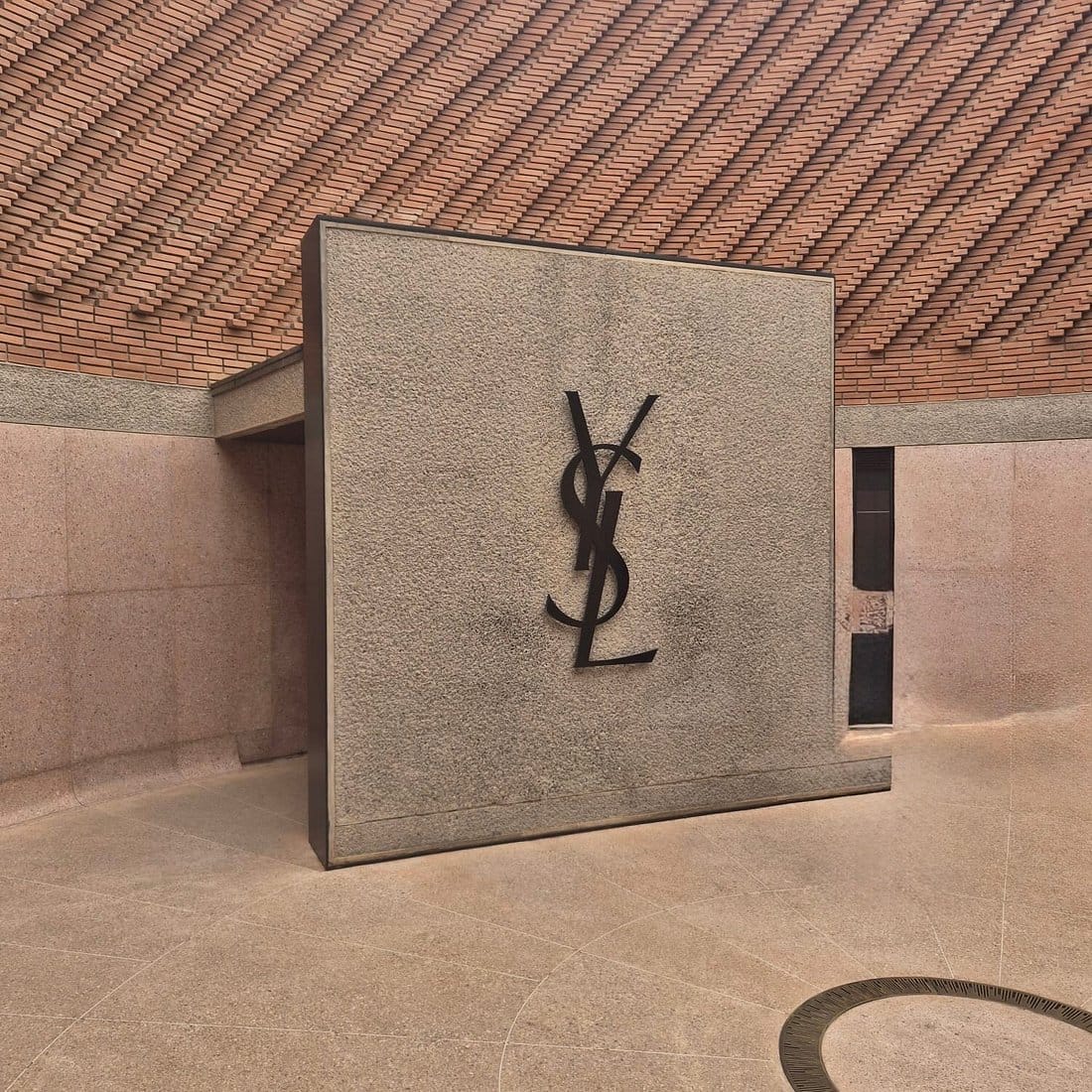 Le monogramme YSL dans le patio du musée