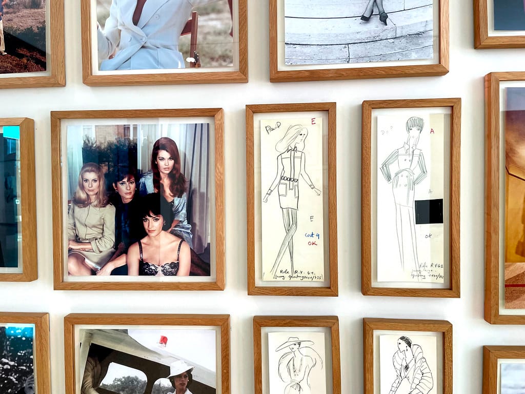 Le Foyer : croquis et photographies encadrés