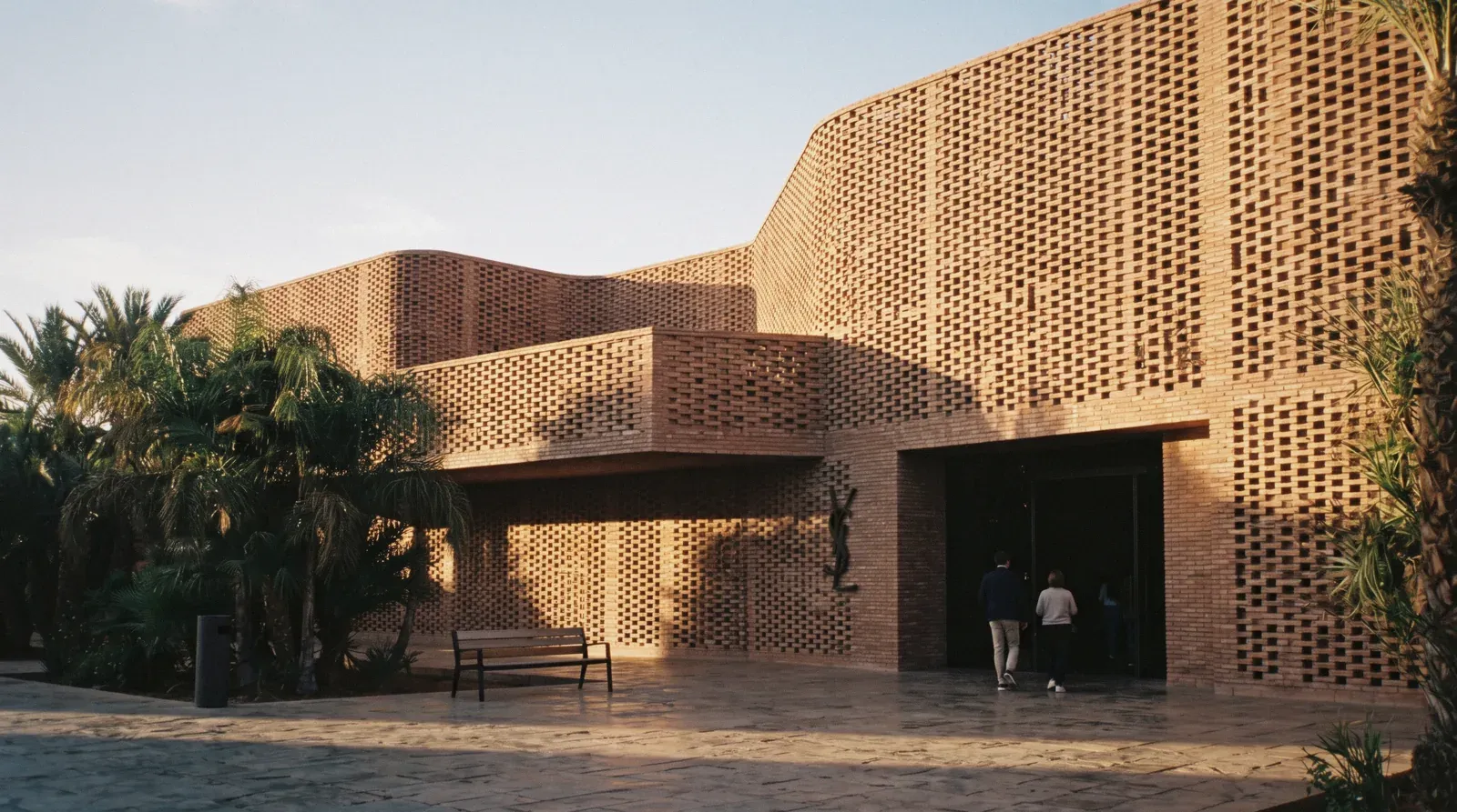 Façade de brique du musée au coucher du soleil