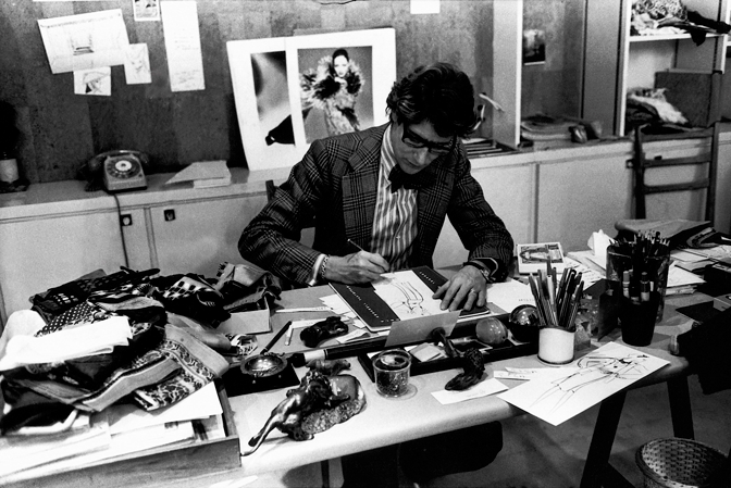 Yves Saint Laurent dans son studio